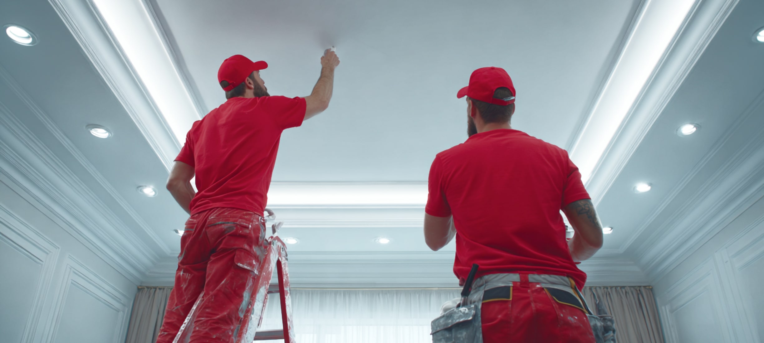 Что сначала делать: обои или натяжной потолок?