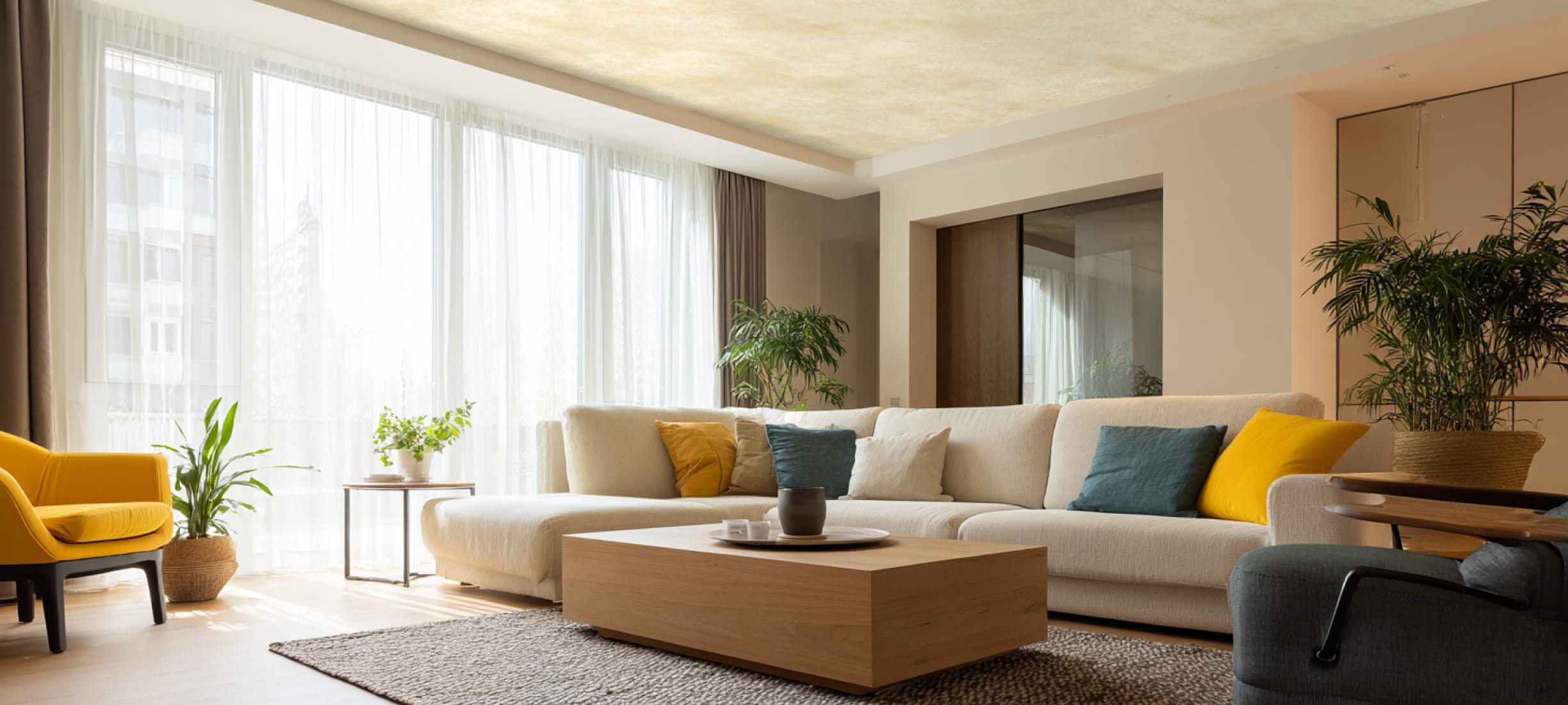 <Бежевые тканевые потолки