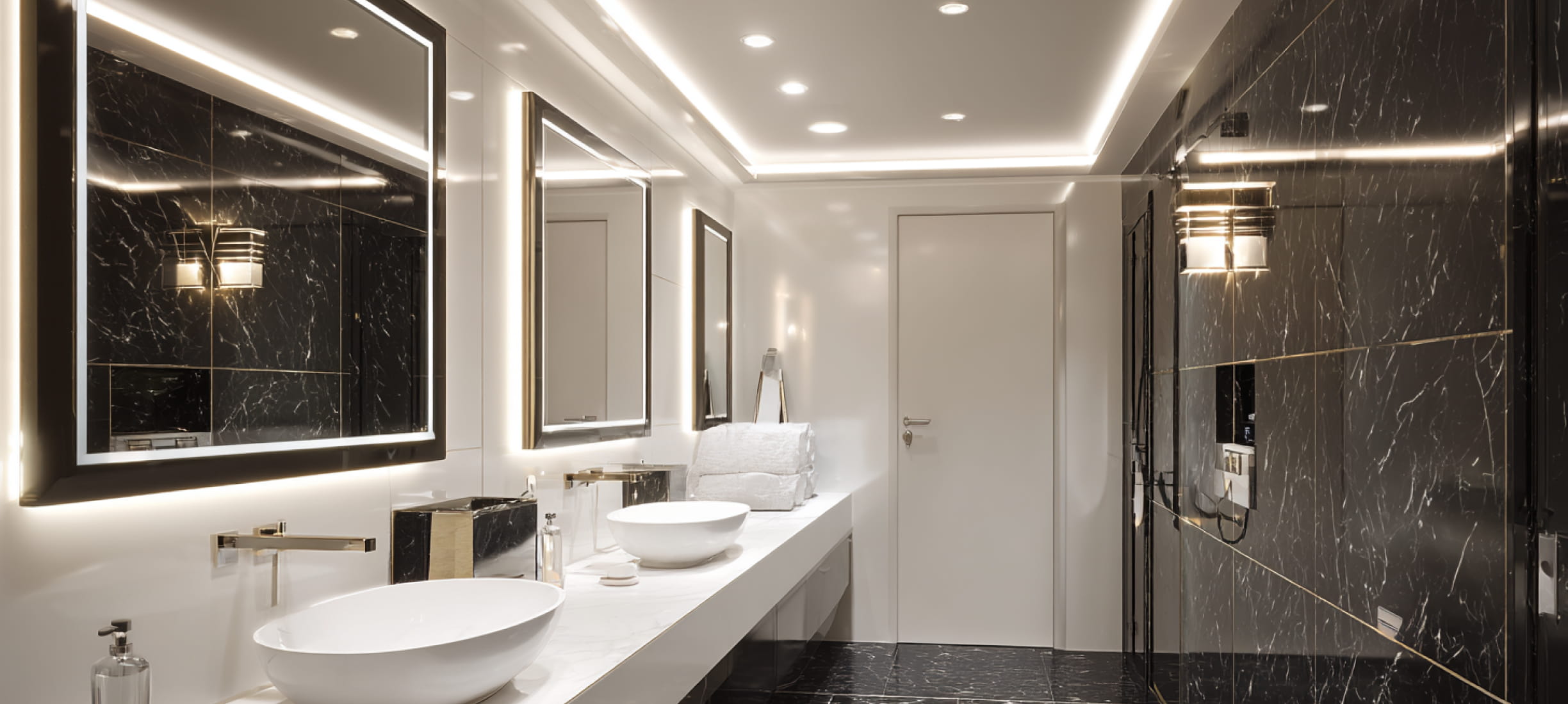 Белый парящий натяжной потолок