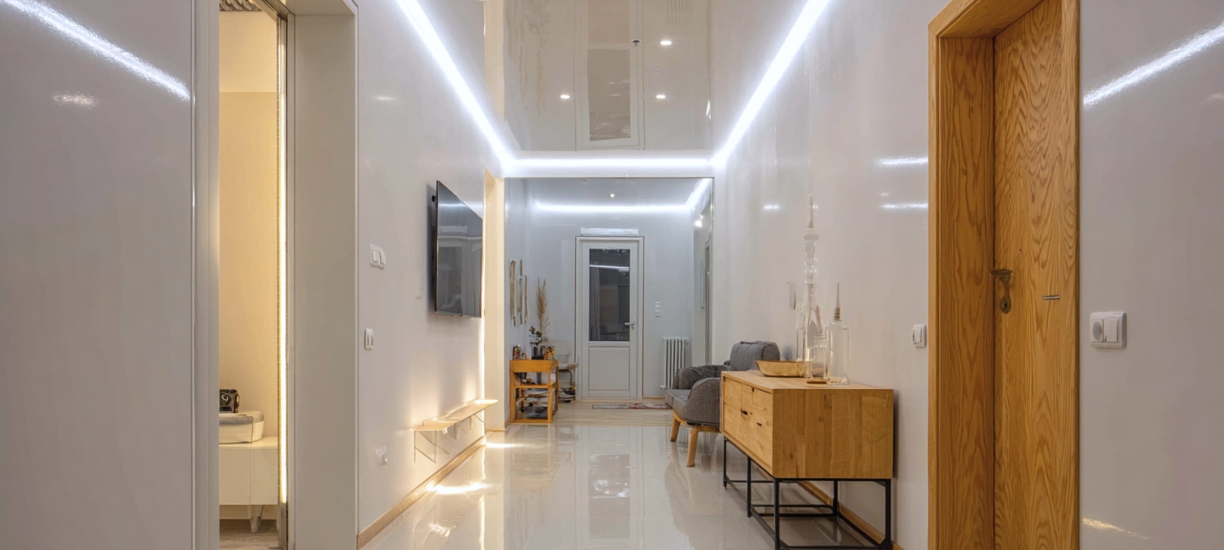 Глянцевый натяжной парящий потолок в коридоре