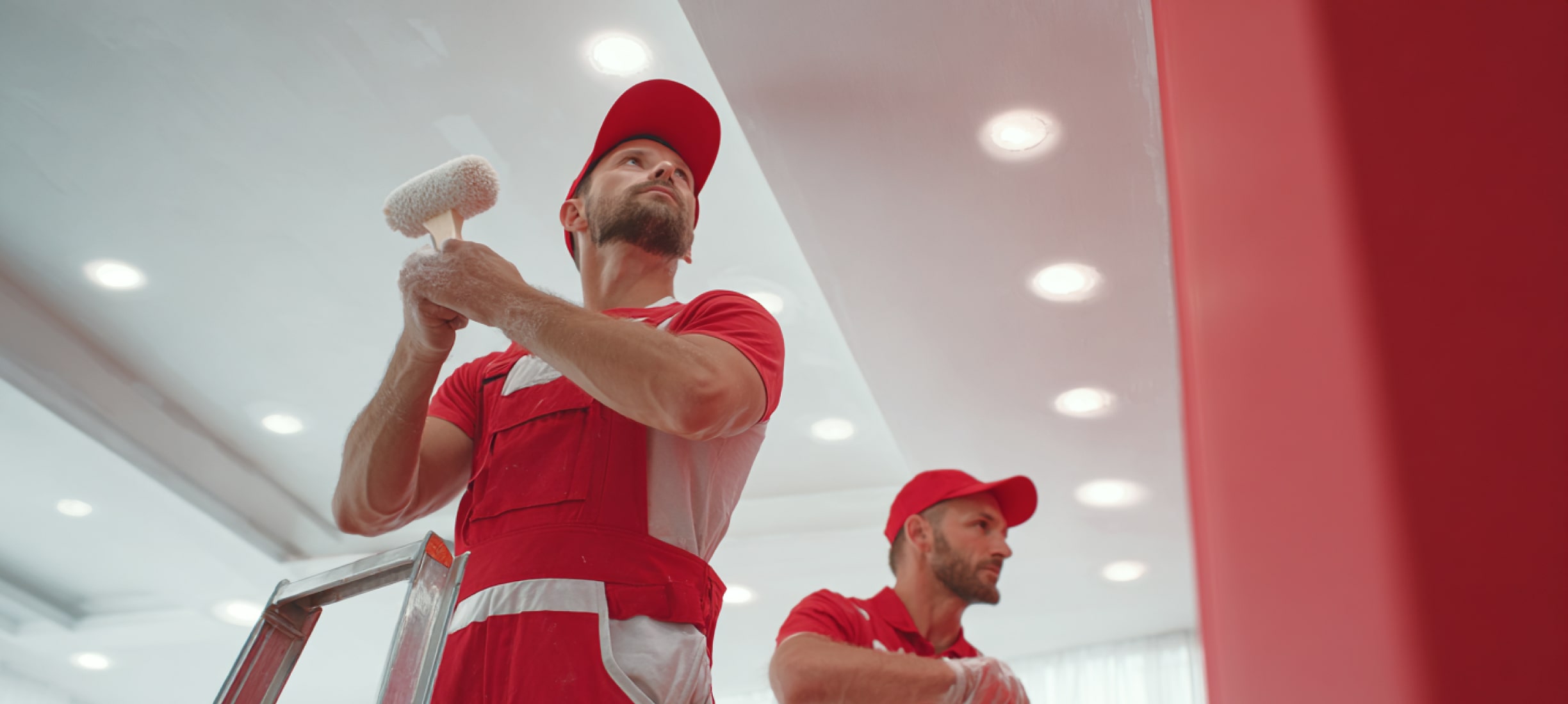 Что сначала делать: обои или натяжной потолок?