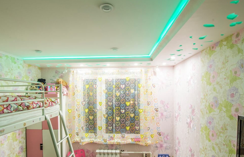 Перфорированный парящий потолок с подсветкой в детской