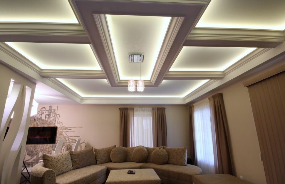 Дизайн потолка в современной гостиной: фото интерьеров