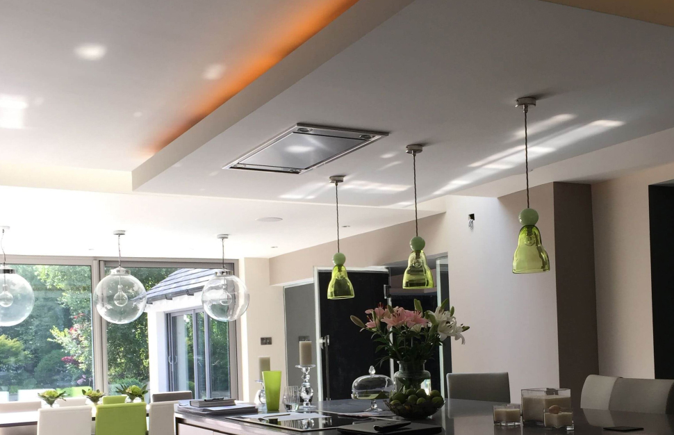 Двухуровневый парящий потолок с подсветкой на кухне