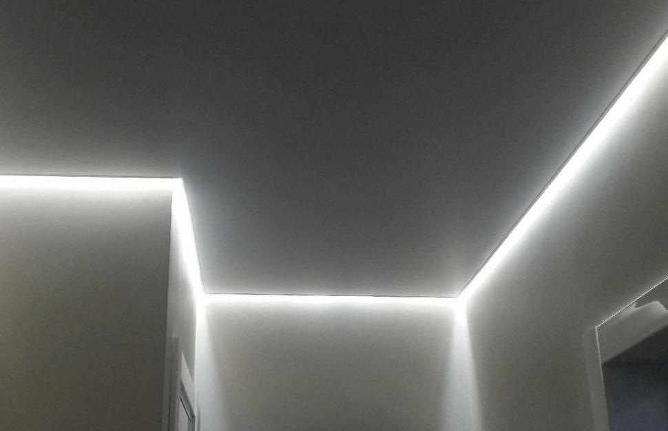 Одноуровневый парящий натяжной потолок со световыми линиями