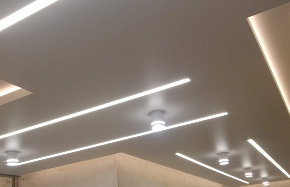 Белый парящий потолок с нестандартными световыми линиями